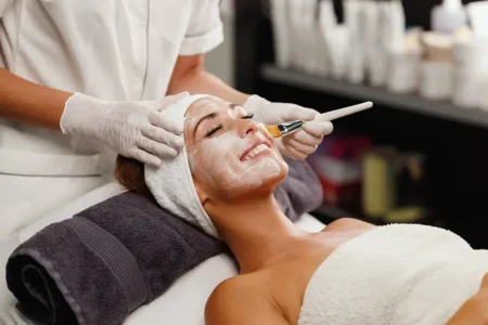 shot-beautiful-young-woman-getting-facial-mask-treatment-beauty-salon